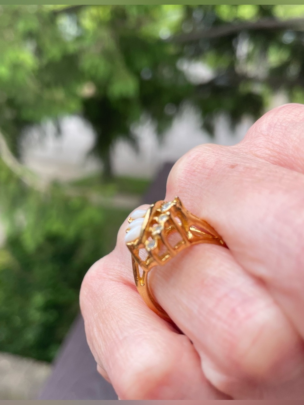 Vintage 1960s Cocktail Ring with Faux Opal & Rhinestones in Gold-tone, size 6.5 - Picture 4 of 10